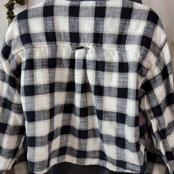 American Eagle women's flannel midrift hooded button-up shirt in size medium. - Picture 6 of 10